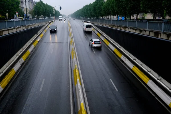 Samochody Centralnej Ulicy Podczas Opadów Bruksela Belgia Kwietnia 2020 — Zdjęcie stockowe