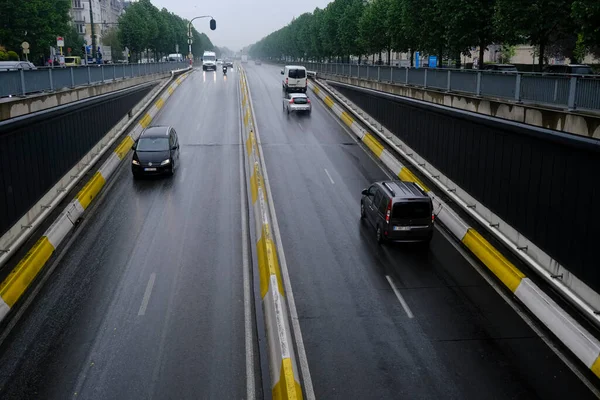 Samochody Centralnej Ulicy Podczas Opadów Bruksela Belgia Kwietnia 2020 — Zdjęcie stockowe
