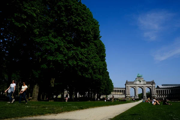 Gente Deambula Por Parque Día Soleado Abril 2020 Bruselas Aunque — Foto de Stock