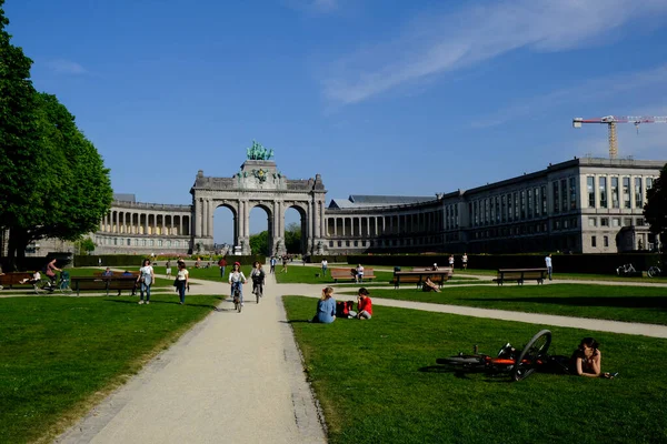 Människor Vandrar Genom Park Solig Dag Den April 2020 Bryssel — Stockfoto