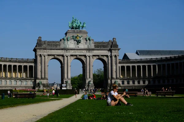 Människor Vandrar Genom Park Solig Dag Den April 2020 Bryssel — Stockfoto