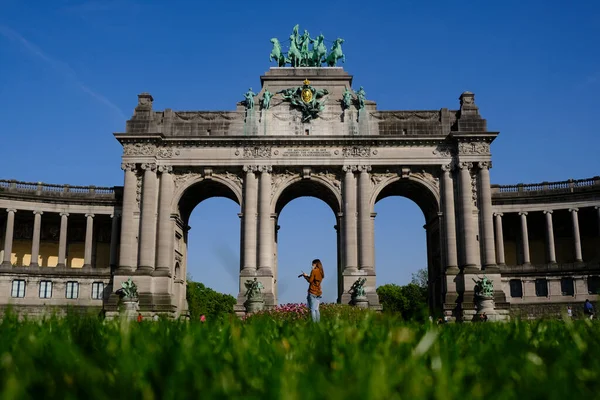 Människor Vandrar Genom Park Solig Dag Den April 2020 Bryssel — Stockfoto