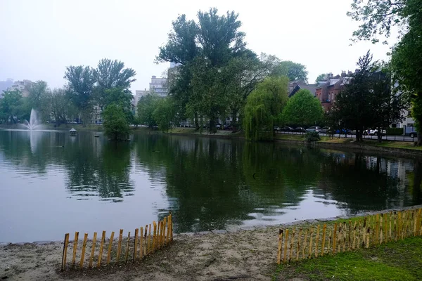 Uma Vista Ixelles Ponds Durante Uma Manhã Enevoada Bruxelas Bélgica — Fotografia de Stock