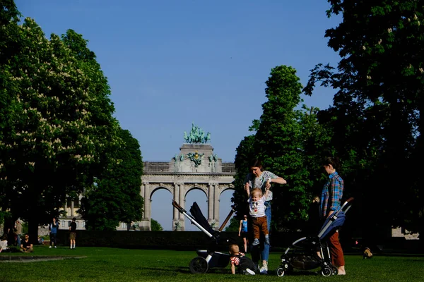 Barn Med Sina Familjer Njuta Den Soliga Dagen Park Som — Stockfoto