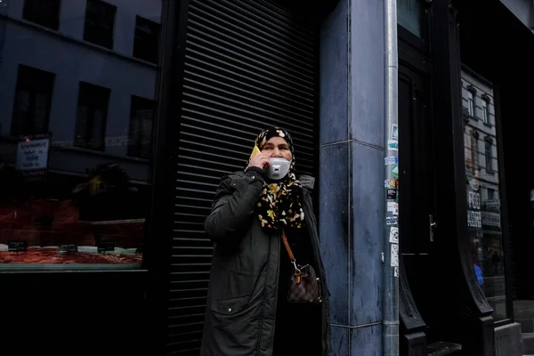 Peatón Con Una Máscara Facial Protectora Camina Por Centro Ciudad — Foto de Stock