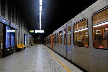 Belçika 'nın Brüksel kentindeki Coronavirus hastalığı (COVID-19) salgını sırasında 28 Nisan 2020' de boş metro istasyonunun görüntüsü.