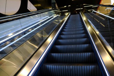 Belçika 'nın Brüksel kentindeki Coronavirus hastalığı (COVID-19) salgını sırasında 28 Nisan 2020' de boş metro istasyonunun görüntüsü.