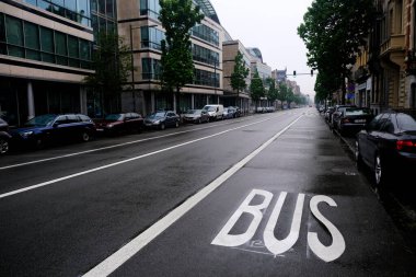 Brüksel, Belçika 'nın merkezinde otobüs yolu, 28 Nisan 2020.