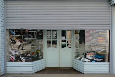 27 Nisan 2020 'de Brüksel, Belçika' daki Coronavirus salgını sırasında kapalı ticari dükkanın dış görünüşü.