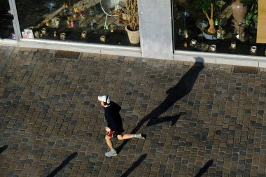 Brüksel, Belçika. 4 Nisan 2020. Kasabanın sokaklarında koşan bir adam.