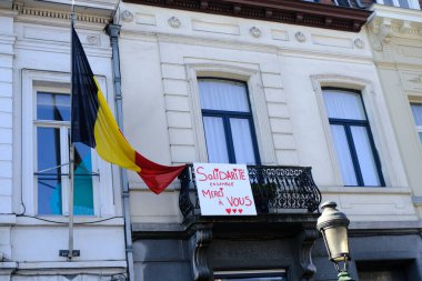 Belçika bayrağı 6 Nisan 2020 'de Brüksel, Belçika' da balkondan sarkmaktadır..