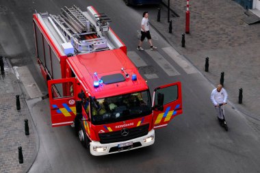 Brüksel, Belçika. 5 Nisan 2020. İtfaiyeciler bir binanın dışında çıkan yangını söndürmek için geliyorlar..