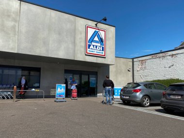 Brüksel, Belçika 6 Nisan 2020 'de. Tüketiciler Alman küresel indirimli süpermarket zinciri Aldi' nin dışında yürüyor..