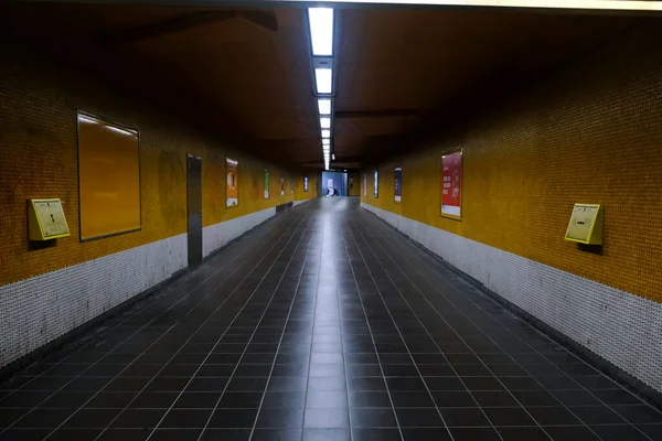 Zicht Leeg Metrostation Midden Van Coronavirusziekte Covid Uitbraak Brussel België — Stockfoto