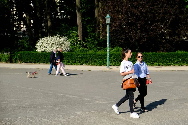 Άνθρωποι Περπατούν Και Απολαμβάνουν Την Ηλιόλουστη Μέρα Ένα Πάρκο Καθώς — Φωτογραφία Αρχείου