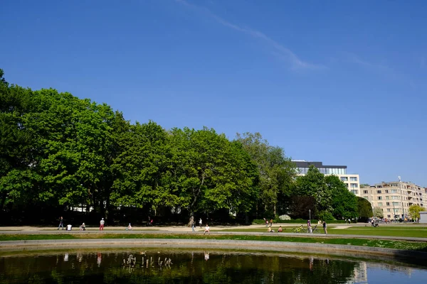 Gente Camina Disfruta Del Día Soleado Parque Mientras Continúa Propagación — Foto de Stock