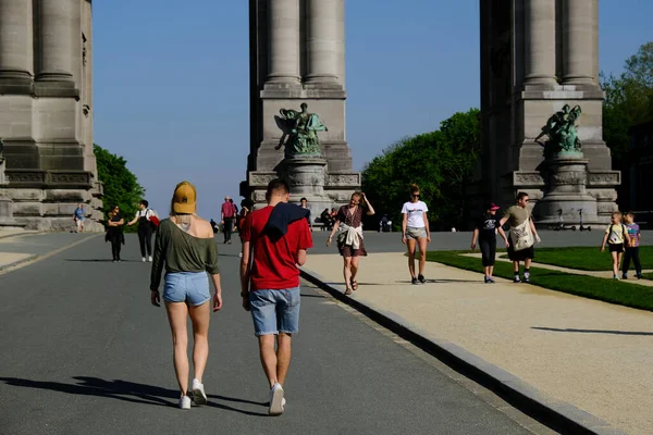 Les Gens Marchent Profitent Journée Ensoleillée Dans Parc Alors Que — Photo