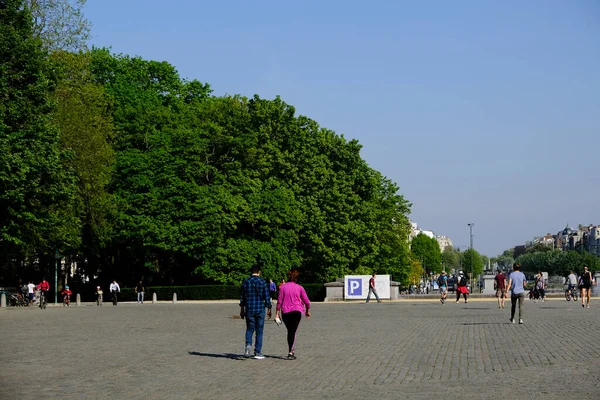 Pessoas Caminham Aproveitam Dia Ensolarado Parque Enquanto Propagação Doença Coronavírus — Fotografia de Stock