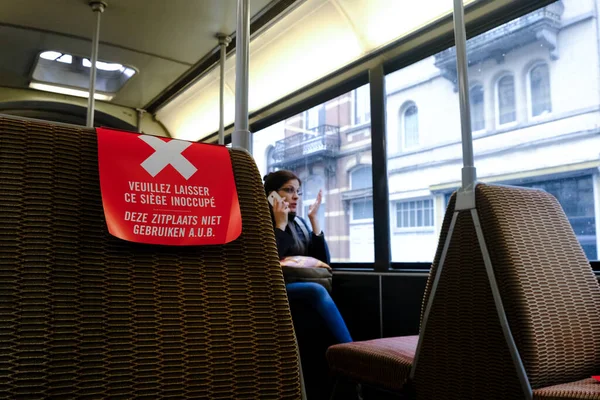 2020年4月28日 布鲁塞尔公共交通工具上贴有标签的座位 以确保乘客遵守适当的社会距离1 50米 — 图库照片
