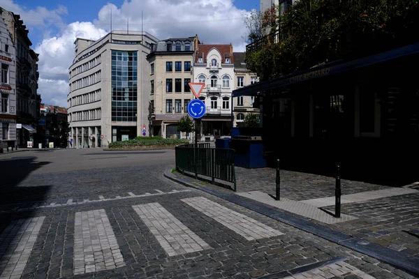 Перетин Дороги Безпечному Місці Коли Люди Перетинають Вулицю Брюсселі Бельгія — стокове фото