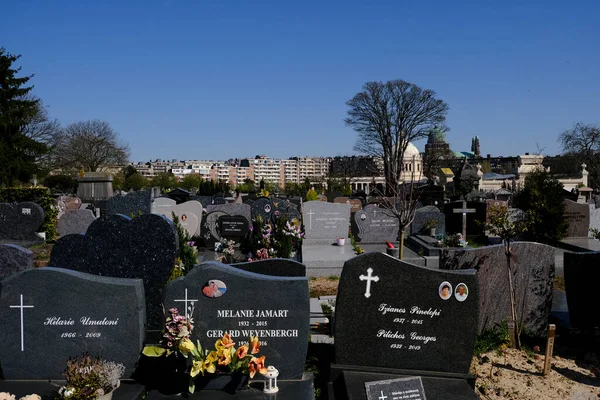 Graves Cemitério Molenbeek Bélgica Abril 2020 Autoridades Belgas Fecharam Cemitérios — Fotografia de Stock