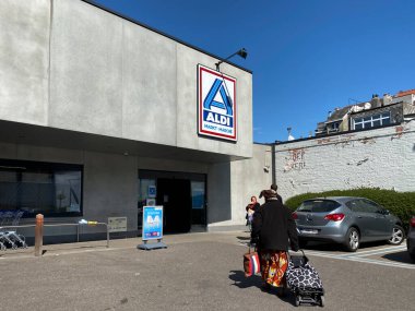 Brüksel, Belçika 6 Nisan 2020 'de. Tüketiciler Alman küresel indirimli süpermarket zinciri Aldi' nin dışında yürüyor..