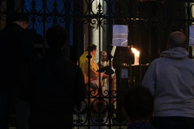 11 Nisan 2020 'de Belçika, Brüksel' deki Katolik Kilisesi 'nin kapalı kapılar ardında Paskalya ayinine insanlar katılıyor.. 