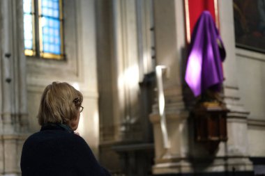 10 Nisan 2020 Cuma günü Belçika 'nın başkenti Brüksel' de Covid-19 'un yayılmasını önlemek için yapılan bir ayinden sonra insanlar Saint Catherine kilisesinde dua ediyorlar..