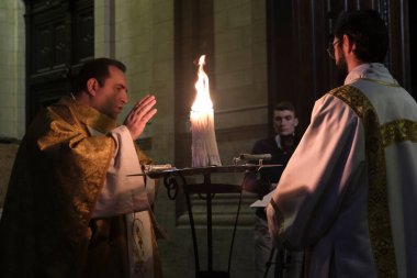 11 Nisan 2020 'de Belçika, Brüksel' deki Katolik Kilisesi 'nin kapalı kapılar ardında Paskalya ayinine insanlar katılıyor.. 