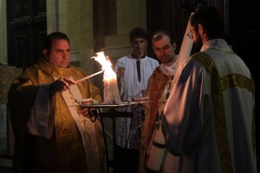 11 Nisan 2020 'de Belçika, Brüksel' deki Katolik Kilisesi 'nin kapalı kapılar ardında Paskalya ayinine insanlar katılıyor.. 