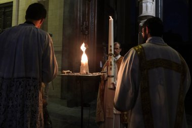 11 Nisan 2020 'de Belçika, Brüksel' deki Katolik Kilisesi 'nin kapalı kapılar ardında Paskalya ayinine insanlar katılıyor.. 