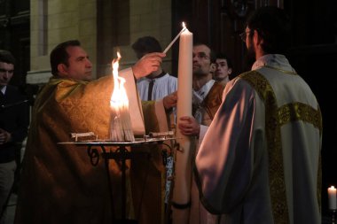 11 Nisan 2020 'de Belçika, Brüksel' deki Katolik Kilisesi 'nin kapalı kapılar ardında Paskalya ayinine insanlar katılıyor.. 