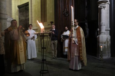 11 Nisan 2020 'de Belçika, Brüksel' deki Katolik Kilisesi 'nin kapalı kapılar ardında Paskalya ayinine insanlar katılıyor.. 