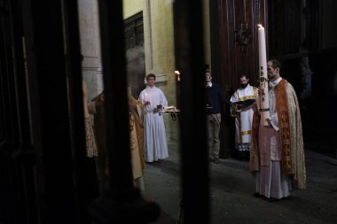 11 Nisan 2020 'de Belçika, Brüksel' deki Katolik Kilisesi 'nin kapalı kapılar ardında Paskalya ayinine insanlar katılıyor.. 