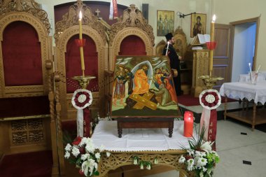 Brüksel 'de Paskalya ayini sırasında Başmelek Michael ve Gabriel' in Katedrali 'nin iç manzarası, Belçika' nın Nisan ayında. 18, 2020