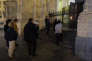 11 Nisan 2020 'de Belçika, Brüksel' deki Katolik Kilisesi 'nin kapalı kapılar ardında Paskalya ayinine insanlar katılıyor.. 