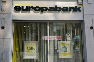 9 Nisan 2020 'de Belçika' nın Charleroi kentindeki Europabank şubesinin dış görünüşü