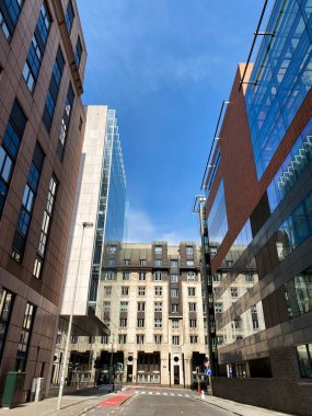 Belçika 'nın 16 Nisan 2020' de Brüksel, Belçika 'da Coronavirus hastalığının yayılmasını yavaşlatmak için tecrit uygulaması sonrasında Brüksel şehir merkezindeki boş sokakların manzarası