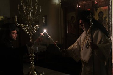 Belçika 'nın Brüksel kentindeki Ortodoks Katedrali' nin kapalı kapısında 18 Nisan 202 'de düzenlenen Paskalya Diriliş Servisini Ortodoks Metropolitan Athenagoras yönetiyor.