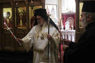 Belçika 'nın Brüksel kentindeki Ortodoks Katedrali' nin kapalı kapısında 18 Nisan 202 'de düzenlenen Paskalya Diriliş Servisini Ortodoks Metropolitan Athenagoras yönetiyor.