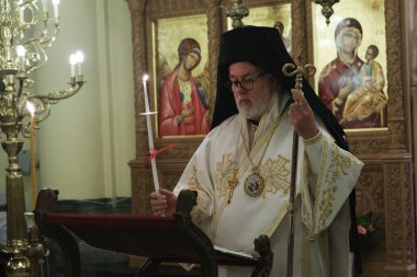 Belçika 'nın Brüksel kentindeki Ortodoks Katedrali' nin kapalı kapısında 18 Nisan 202 'de düzenlenen Paskalya Diriliş Servisini Ortodoks Metropolitan Athenagoras yönetiyor.