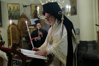 Belçika 'nın Brüksel kentindeki Ortodoks Katedrali' nin kapalı kapısında 18 Nisan 202 'de düzenlenen Paskalya Diriliş Servisini Ortodoks Metropolitan Athenagoras yönetiyor.