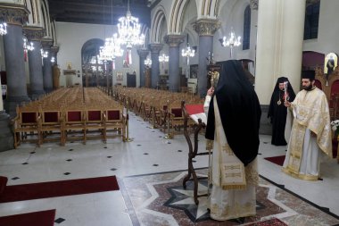 Belçika 'nın Brüksel kentindeki Ortodoks Katedrali' nin kapalı kapısında 18 Nisan 202 'de düzenlenen Paskalya Diriliş Servisini Ortodoks Metropolitan Athenagoras yönetiyor.