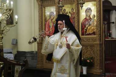 Belçika 'nın Brüksel kentindeki Ortodoks Katedrali' nin kapalı kapısında 18 Nisan 202 'de düzenlenen Paskalya Diriliş Servisini Ortodoks Metropolitan Athenagoras yönetiyor.