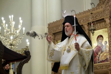 Belçika 'nın Brüksel kentindeki Ortodoks Katedrali' nin kapalı kapısında 18 Nisan 202 'de düzenlenen Paskalya Diriliş Servisini Ortodoks Metropolitan Athenagoras yönetiyor.
