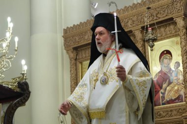 Belçika 'nın Brüksel kentindeki Ortodoks Katedrali' nin kapalı kapısında 18 Nisan 202 'de düzenlenen Paskalya Diriliş Servisini Ortodoks Metropolitan Athenagoras yönetiyor.