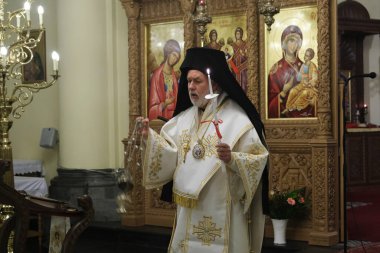 Belçika 'nın Brüksel kentindeki Ortodoks Katedrali' nin kapalı kapısında 18 Nisan 202 'de düzenlenen Paskalya Diriliş Servisini Ortodoks Metropolitan Athenagoras yönetiyor.