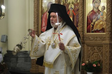 Belçika 'nın Brüksel kentindeki Ortodoks Katedrali' nin kapalı kapısında 18 Nisan 202 'de düzenlenen Paskalya Diriliş Servisini Ortodoks Metropolitan Athenagoras yönetiyor.