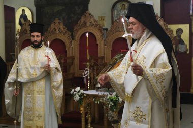 Belçika 'nın Brüksel kentindeki Ortodoks Katedrali' nin kapalı kapısında 18 Nisan 202 'de düzenlenen Paskalya Diriliş Servisini Ortodoks Metropolitan Athenagoras yönetiyor.