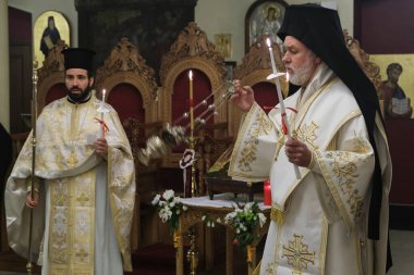 Belçika 'nın Brüksel kentindeki Ortodoks Katedrali' nin kapalı kapısında 18 Nisan 202 'de düzenlenen Paskalya Diriliş Servisini Ortodoks Metropolitan Athenagoras yönetiyor.